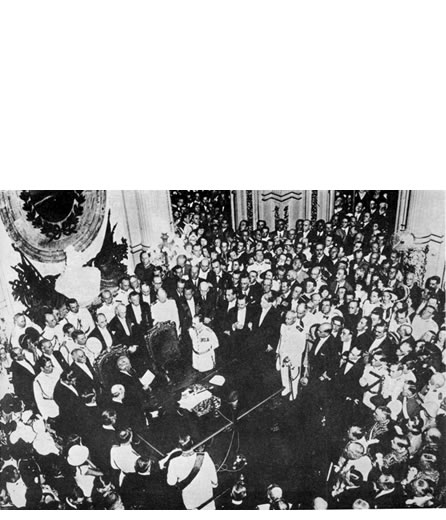 Uriburu escucha a Agustín P. Justo durante la transmisión del mando en el Salón blanco, 20 de febrero de 1932, foto del Archivo General de la Nación.